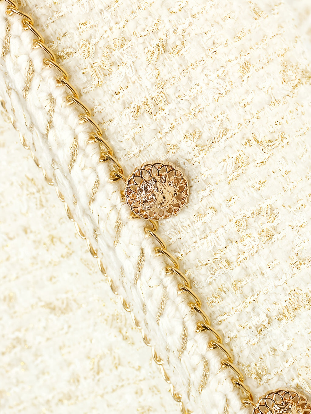 Heavy Industry Three-dimensional Golden Chain Round Neck Jacket Milk White Lady Short Top Fashionable Versatile Jacket 25189